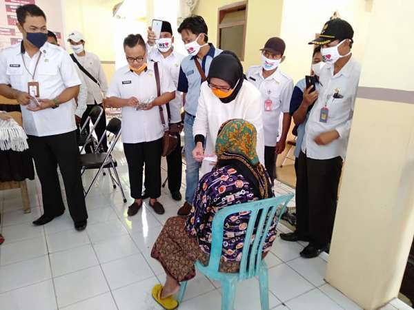 Bunda Indah Pantau Penyerahan BLT–DD Desa Buwek