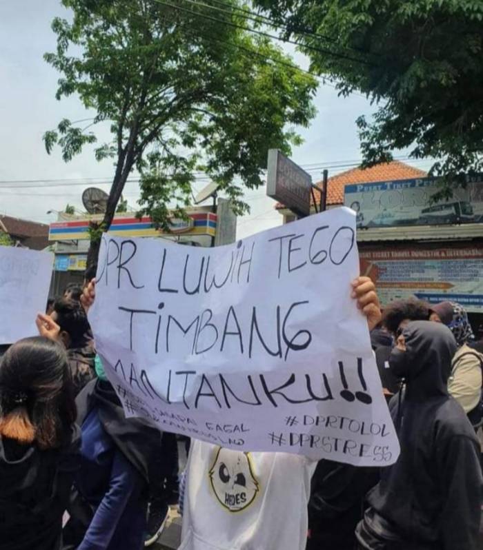 Ratusan Buruh Dan Mahasiswa, Unjukrasa Tolak Pengesahan RUU Omnibus Law Di Gedung DPRD Pasuruan