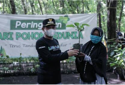 Peringati Hari Pohon Sedunia, Hijaukan Pesisir Pantai Watu Pecak