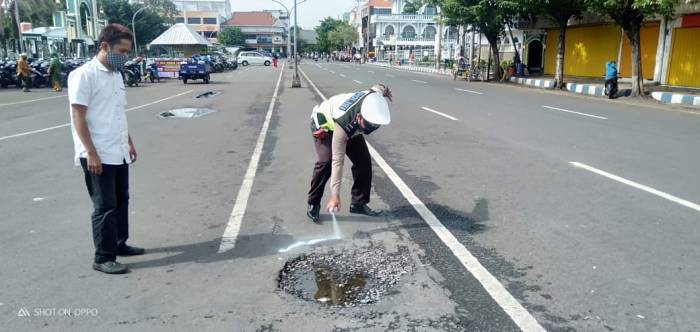 Kasatlantas Survey Jalan Berlubang di Jalanan Kota Pasuruan