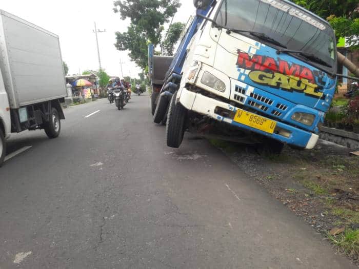 Truk Nahas Akibat Bekas Galian Kabel