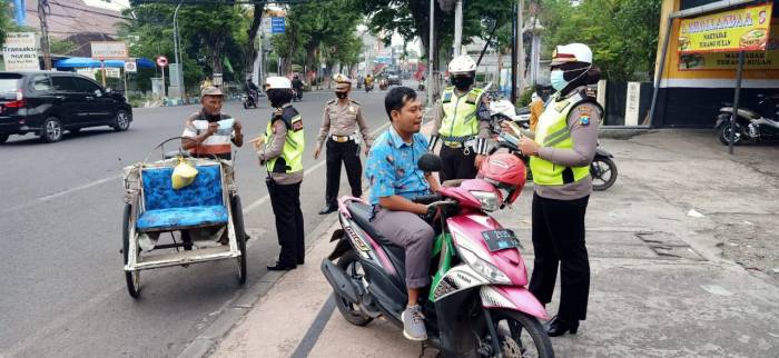 Sosialisasikan Prokes, Satlantas Polresta Pasuruan Bagikan Masker