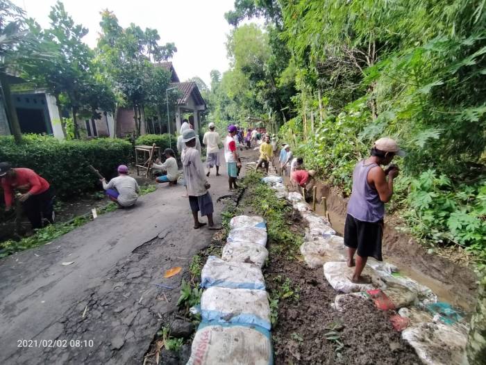 Antusias Warga Membersihkan Makam dan Lingkungan Masing Masing
