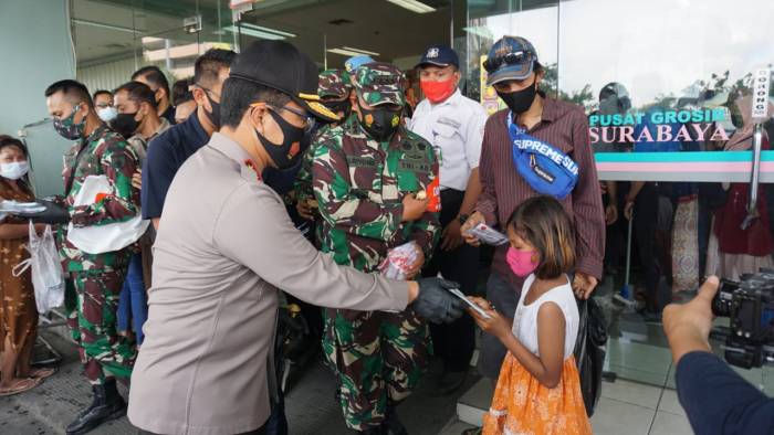 Gelar Operasi Yustisi di PGS, Forkopimda Jatim Bagikan 25 Ribu Masker