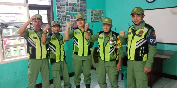 Linmas Wanita Itu Terlihat Gagah Berada Diantara 4 Orang Anggota Limas Pria