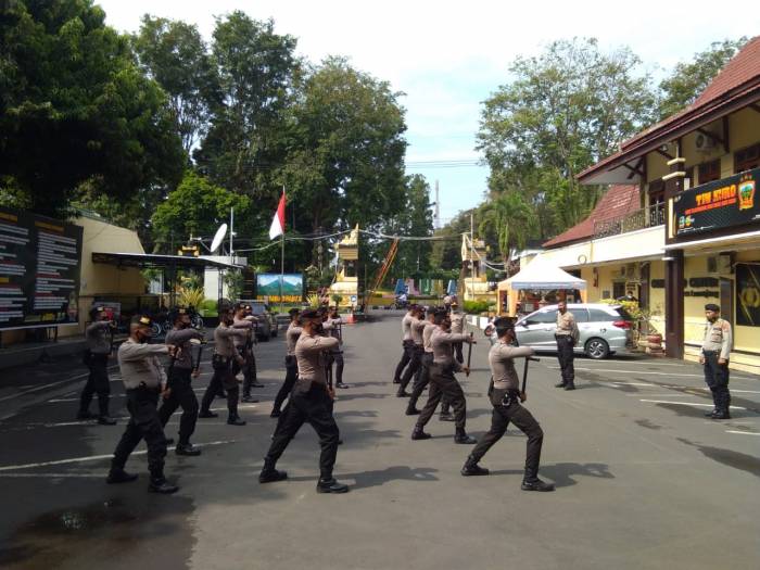 Satsabhara Polres Lumajang Latih Anggota Drill Tongkat Polri