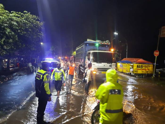 Imbas Banjir, Satlantas Polres Pasuruan Kota Alihkan Jalur Lalu Lintas