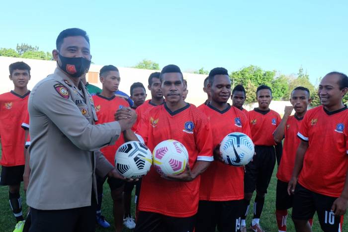 Kapolres Lumajang Ajak Pelajar Papua Bermain Sepak Bola