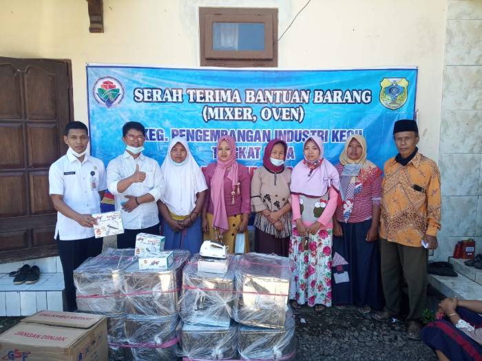 Pemdes Sumberanyar Salurkan Bantuan Alat Rumahtangga Pada Warga