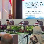 Gubernur Jatim Khofifah Indar Parawansa saat menghadiri Rapat Umum Pemegang Saham (RUPS) Tahun Buku 2020 oleh PT. Bank Jatim secara hybrid dari Kantor Pusat Bank Jatim, Surabaya, Senin (3/5/2021). (*/hmn)