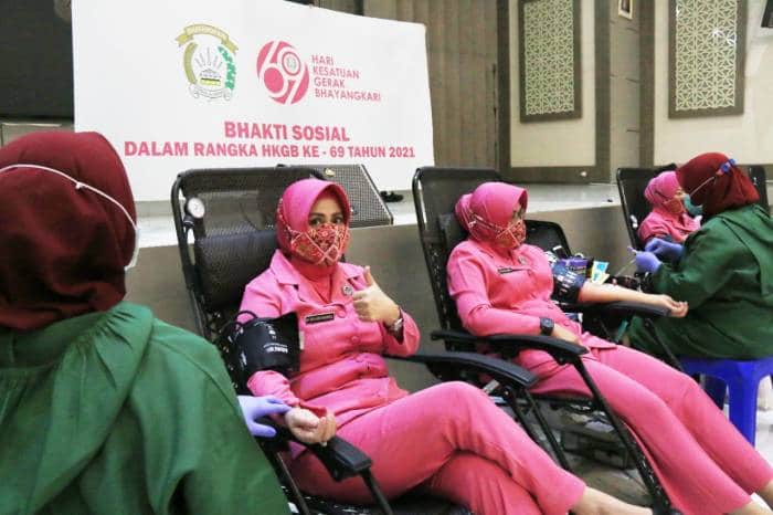 Dalam Rangka HKGB KE – 69 Bhayangkari Polda Jatim Gelar Bhaksos Donor Darah