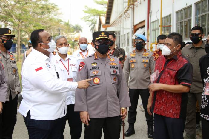 Tinjau Vaksinasi Buruh, Kapolri Harap Pertumbuhan Ekonomi Membaik