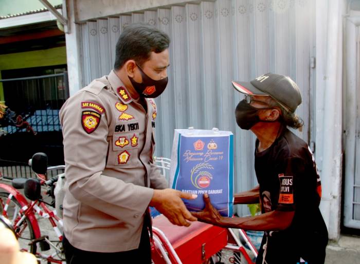 PPKM Darurat, Kapolres Lumajang Salurkan Bansos Pemerintah Kepada Warga Terdampak