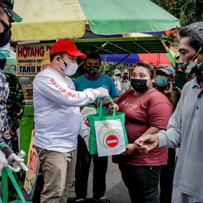 Bupati Jember Berkolaborasi dengan TNI dan Polri Membagikan Bansos Ke Warga Terdampak Covid – 19