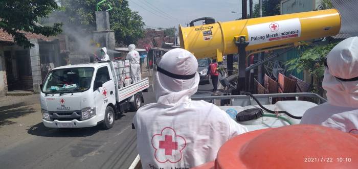 Tanggapi Permintaan Warga, Relawan PMI Terus Lakukan Penyemprotan Disinfektan