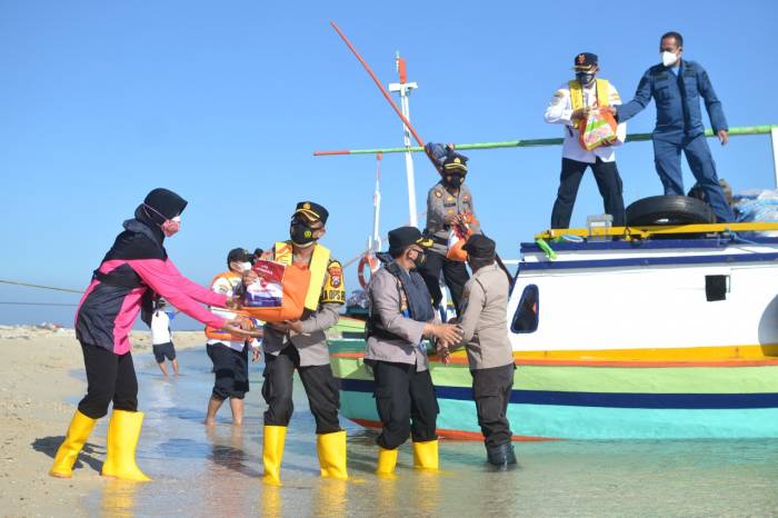 Polres Probolinggo Kota Salurkan Bansos untuk Warga Pulau Gili Ketapang