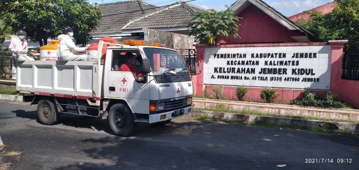 Banyak Permintaan, PMI Gencarkan Penyemprotan Disinfektan.