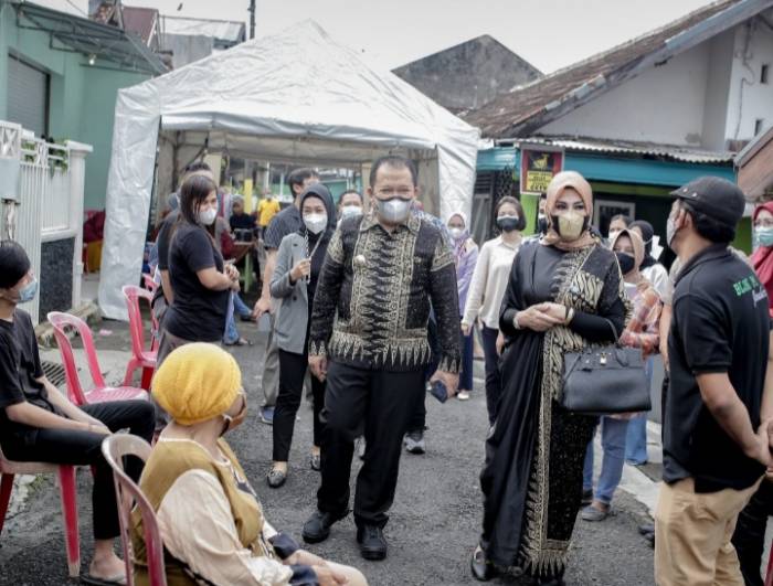 Bupati Hendy beserta Istri Tinjau Pelaksanaan Vaksinasi bagi Warga Jember