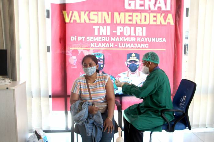 Kapolres Lumajang Tinjau Pelaksanaan Vaksinasi Terhadap Ribuan Karyawan Pabrik
