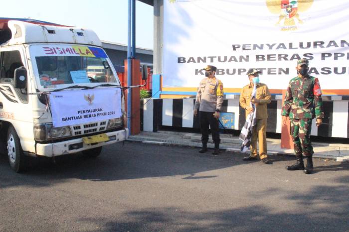 Forkopimda Kabupaten Pasuruan Lepas Pemberangkatan Penyaluran Bantuan beras di Gudang Bulog Baru Kejapanan