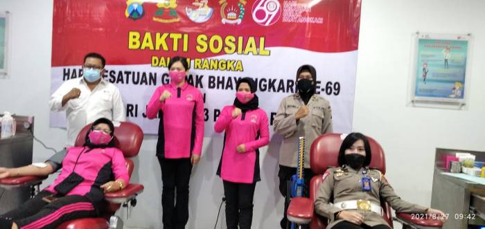 Stok Darah Menurun Saat PPKM, Polwan dan Bhayangkari Polri Gelar Donor Darah
