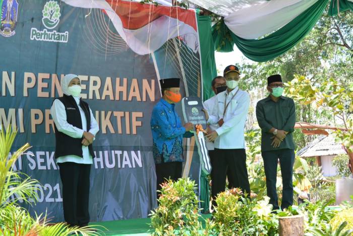 Gubernur Jatim, Tinjau Vaksinasi Masyarakat Desa Hutan dan Serahkan Alat Ekonomi Produktif di Madiun