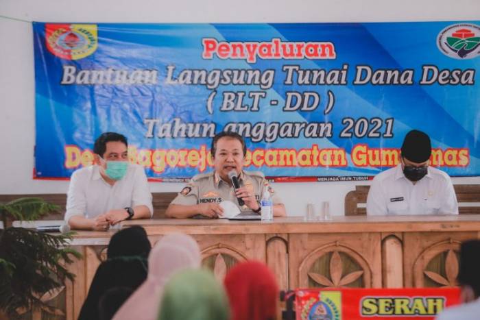 Bupati Serahkan BLT DD Desa Bagorejo Secara Langsung