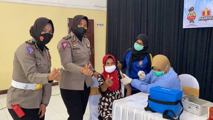 Satlantas Polresta Pasuruan Kota, Laksanakan Vaksinasi dan Beri Santunan Kepada Tunawisma dan Pemulung