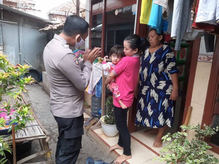 Jum’at Sedekah, Sat. Binmas Polres Sampang Datangi Anak Penderita Hidrosefalus