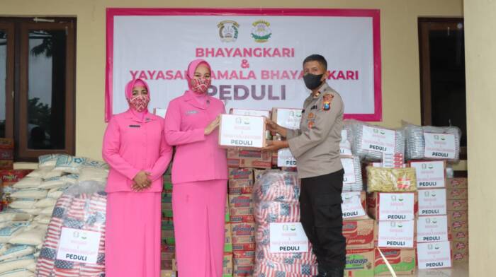 Polres Pasuruan bersama Yayasan Kemala Bhayangkari Berikan Bantuan Sosial Pada Korban Bencana Erupsi Gunung Semeru