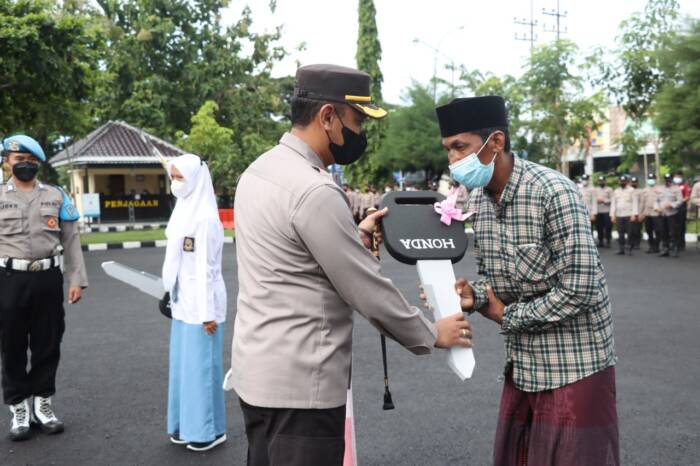 Kapolres Sampang Serahkan 3 Sepeda Motor Pemenang Undian Doorprize Vaksinasi