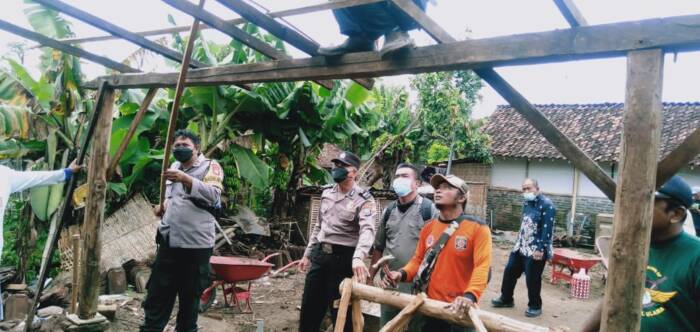 Kapolsek di Nganjuk Bantu Bangun Kembali Rumah Nenek Painem yang Roboh Diterjang Angin