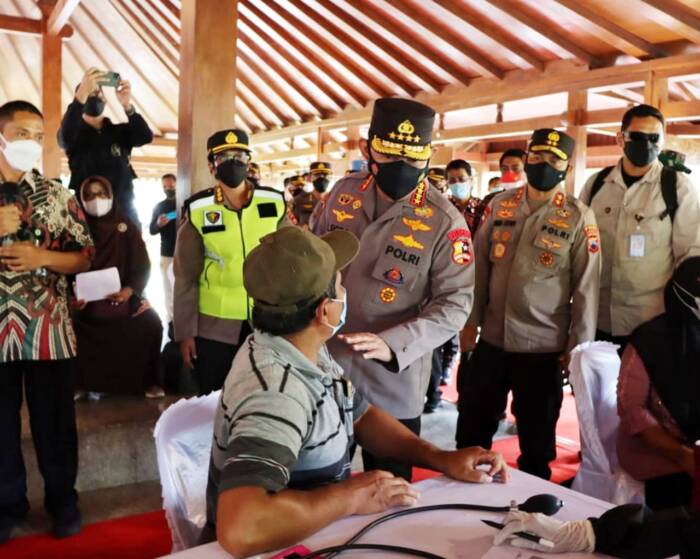 Kapolri: Percepatan Vaksinasi Harus Dilakukan di Tempat Wisata yang Interaksi Tinggi