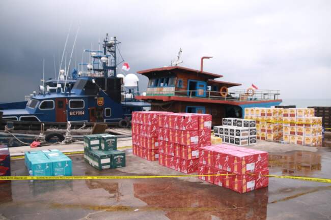 Kapal Kayu Bermuatan Mikol Diamankan Bea Cukai Batam