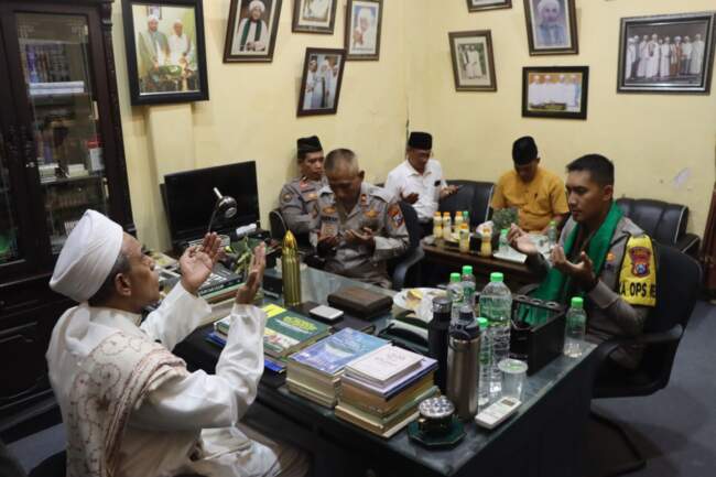 Jalin Silaturahmi Bersama Tokoh Agama, Kapolres Pasuruan Kunjungi Kediaman Habib Umar Bin Abdullah Assegaf.