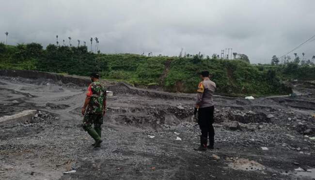 Polsek Pronojiwo Giatkan Patroli Antisipasi Gangguan Kamtibmas dan Pantau Debit Aliran Sungai