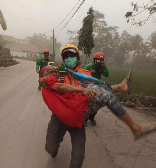 Gunung Semeru Kembali Erupsi, Petugas Polsek Pronojiwo Berikan Himbauan Pada Msyarakat