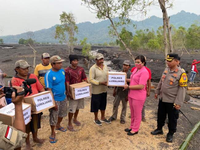Akses Jalan Terisolasi, Kapolres Lumajang Turun Langsung Salurkan Bantuan Sembako Untuk Warga Dusun Sumberlangsep