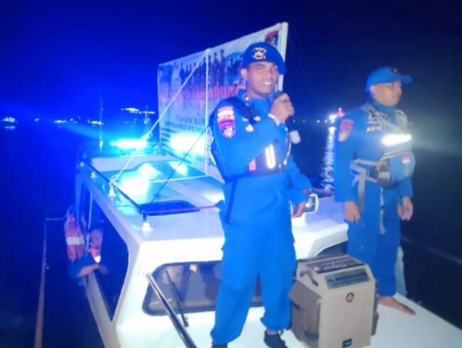 Berikan Rasa Aman dan Nyaman, Satpolairud Polresta Banyuwangi Patroli Perairan Selat Bali