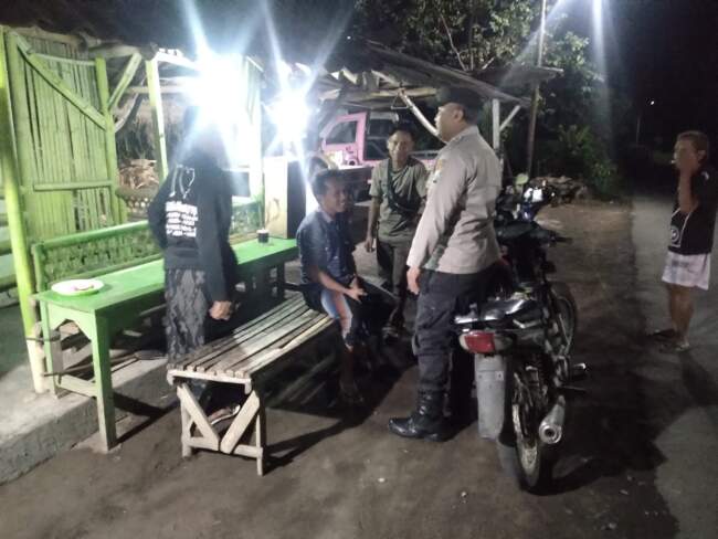 Patroli Dinihari Personil Polsek Tempeh Guna Antisipasi Tindak Krimalitas
