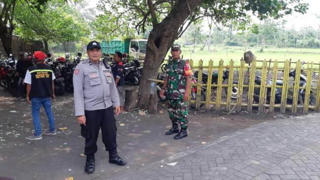 Patroli di Pantai, Polisi Himbau Pengunjung untuk Tidak Mandi di Laut
