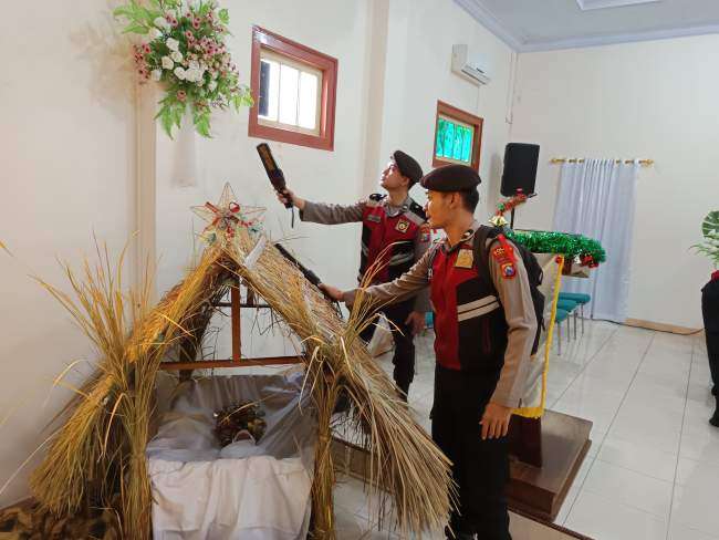 Sat Sabhara Polres Lumajang Sterilisasi Gereja Jelang Perayaan Natal