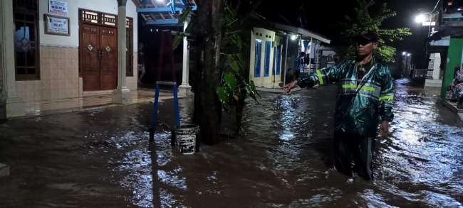Pastikan Kondisi Aman, Babinsa Monitoring Banjir