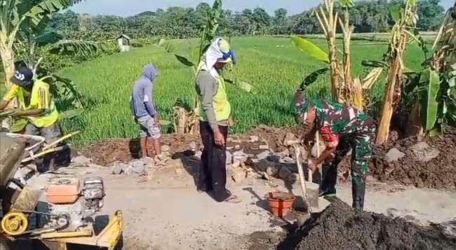 Babinsa Ajak Warga Bangkitkan Semangat Gotong royong