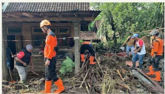 Paska banjir BPBD Bondowoso melakukan kerja bakti sama warga.