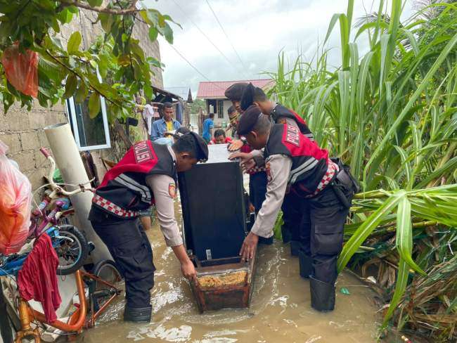 Musim Hujan di Karimun, Tidak Samapta Polres Karimun sigap Bantu Warga yang terdampak Banjir.