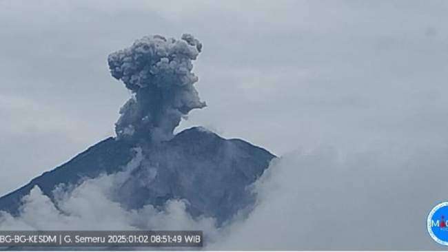 Gunung Semeru Erupsi Dengan Kolom Abu 1.200 Meter Diatas Kawah Puncak Jonggring Saloko