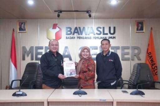 Pertanggungjawabkan Kinerja Kehumasan, Bawaslu Kota Cimahi Serahkan Laporan Akhir Kehumasan Tahun 2024 ke Bawaslu RI