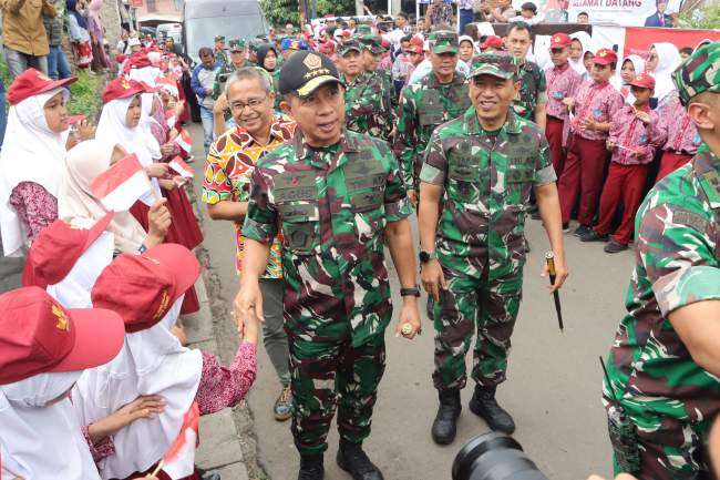 PJ WALI KOTA CIMAHI DAMPINGI PANGLIMA TNI, TINJAU PELAKSANAAN PROGRAM MAKAN BERGIZI GRATIS DI SD NEGERI PASIRKALIKI MANDIRI 2