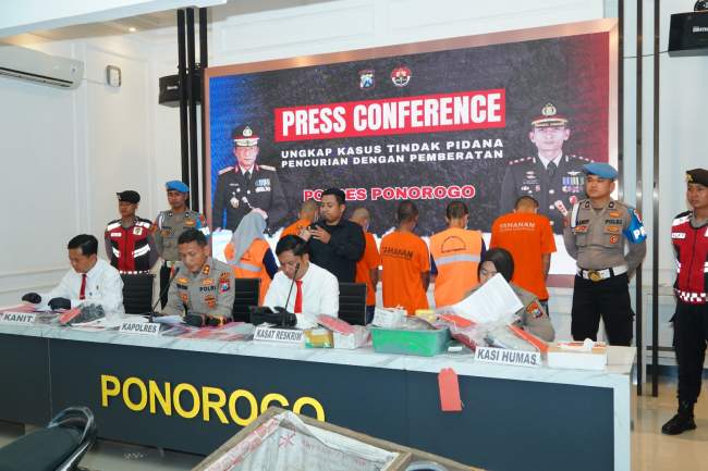 Polres Ponorogo Berhasil Ungkap Pencurian Modus Pecah Kaca Mobil Tersangka Ditangkap di Batam